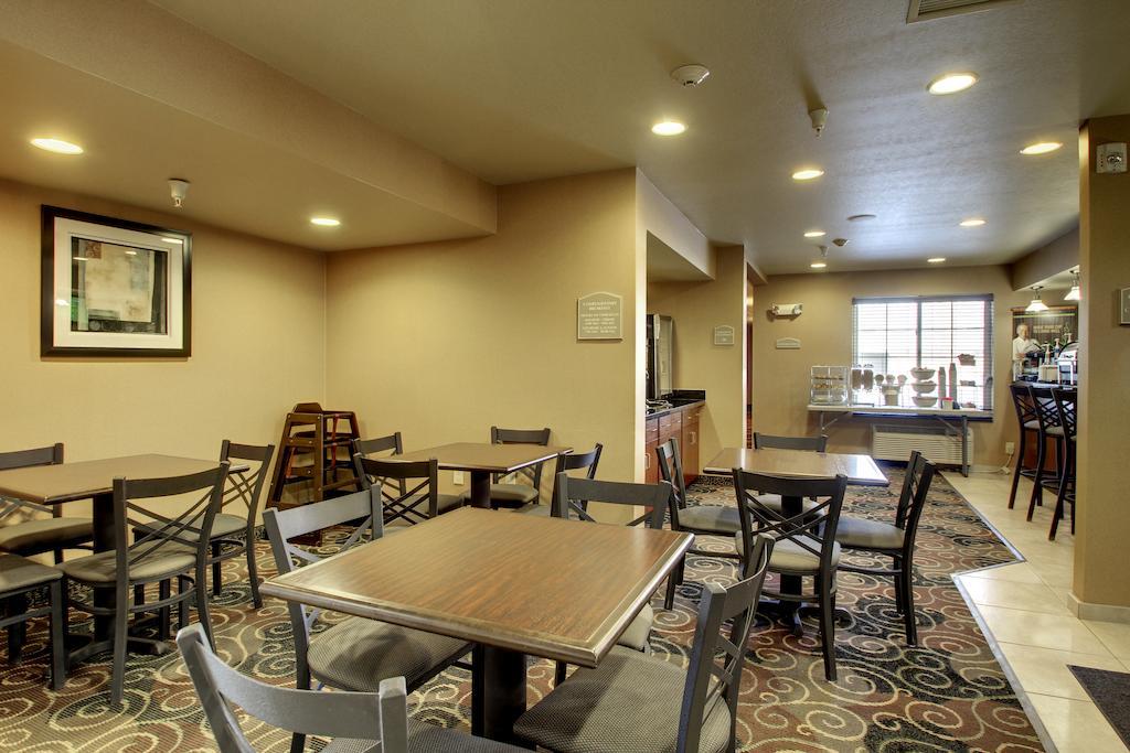 Cobblestone Inn & Suites - Bottineau Exterior foto