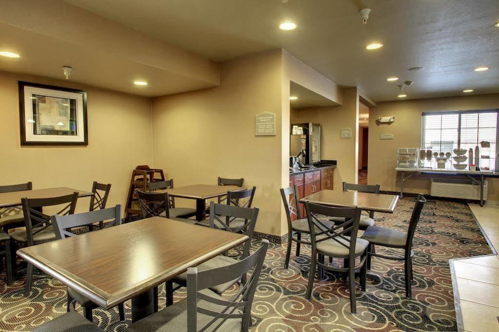 Cobblestone Inn & Suites - Bottineau Exterior foto